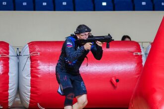 Боец LASERWAR в прицеле за красным надувным укрытием.